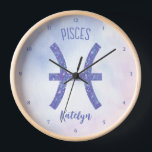 Reloj Bonito Pisces Rótulo Astrología Púrpura Personaliz<br><div class="desc">Este reloj Pisces de bonito morado y lavanda presenta tu signo astrológico del Zodiac en un brillo hermoso como las constelaciones. Personalizar este lindo regalo con tu nombre en escritura cursiva para alguien con un cumpleaños a fines de febrero o principios de marzo.</div>