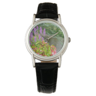 Reloj botánico en el lado del arroyo