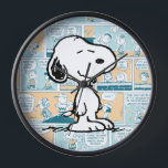 Reloj Cacahuetes | Patrón cómico de Snoopy<br><div class="desc">Snoopy es el bellejo mascota de Charlie Brown en la tira cómica Peanuts de Charles M. Schulz. Echa un vistazo a este bonito diseño de cacahuetes con Snoopy en un patrón de tiras cómicas.</div>