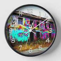 Casa abandonada con graffiti colorido