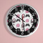 Reloj Chica de jugador rosa y negro<br><div class="desc">Reloj temático de juegos con gráficos rosas,  grises y negros como audífonos,  controladores y nivel de texto arriba.</div>
