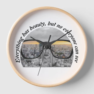 Reloj ciudad a través de gafas