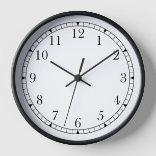 Reloj clásico de pared moderna en blanco y negro