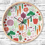 Reloj Cocina de diseño de patrón vegetal moderno diverti<br><div class="desc">Con un divertido patrón moderno compuesto por muchas verduras deliciosas. Arte original de Nic Squirrell.</div>