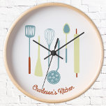 Reloj Cocina retro personalizada<br><div class="desc">Fundas de cocina retro divertidas. Cambie el nombre o el texto a personalizar. Arte original de Nic Squirrell.</div>