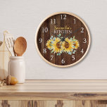 Reloj Cocina Rústica De La Madera Y Los Sunflower Farmho<br><div class="desc">Reloj rústico de cocina rural personalizado con nombre propio. El fondo de madera oscura y los girasoles acuáticos hacen de este un regalo único en la decoración.</div>