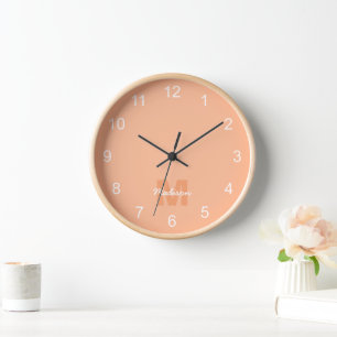 Reloj Color melocotón pastel genial con nombre de monogr
