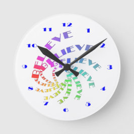 Reloj con creencia escrito en espirales multicolor