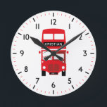 Reloj con números personalizado del autobús rojo d<br><div class="desc">El reloj del autobús rojo londinense se puede personalizar con un nombre y detalles de placa. Se vería bien en el dormitorio o en la guardería de un niño.</div>