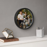 Reloj Cortar el amor al corazón por tus nombres de fotos<br><div class="desc">Cute HEART LOVE YOU DAD Photo Names Wall Clock te muestra tu foto favorita con el texto "(corazón del amor) tu papá" en un alfabeto blanco moderno con tus nombres debajo. Personalice editando el texto en el cuadro de texto proporcionado y agregando su propia imagen. Perfecto para Navidades, cumpleaños y...</div>