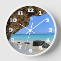 Costa Tropical de Playa con Roca Grande