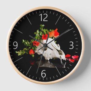 Reloj Cráneo de animal con una corona de flores silvestr