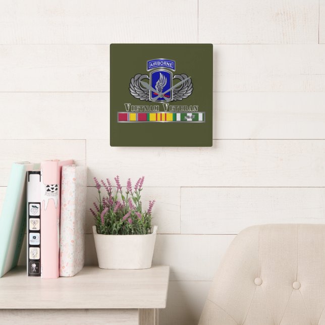 Reloj Cuadrado 173.ª Brigada Aérea Veterana de Vietnam (Sala de lectura)