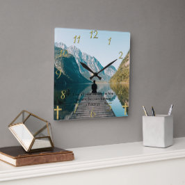 Reloj Cuadrado 1 Peter 5:7 sentado en el muelle