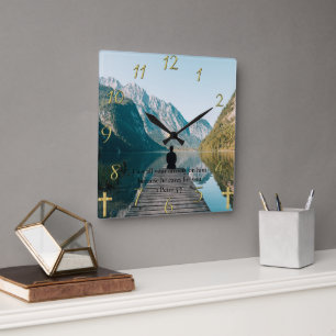 Reloj Cuadrado 1 Peter 5:7 sentado en el muelle