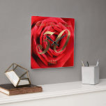 Reloj Cuadrado 30° aniversario Boda en 2023 Roses florales rojos<br><div class="desc">30 Aniversario del Boda en 2023 Corazón de rosas rojas florales,  reloj de pared,  elegante regalo del 30 aniversario del Boda</div>