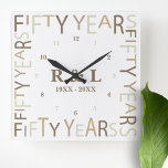 Reloj Cuadrado 50.º regalo de aniversario de Boda de oro<br><div class="desc">Reloj de pared elegante y elegante diseñado para un hito cincuenta años de boda. Fácilmente personalizable y personalizar por iniciales y año(s) para amigos especiales,  parejas,  padres o su esposo/esposa. Asegúrese de revisar el resto de mi colección para más ideas de regalo.</div>