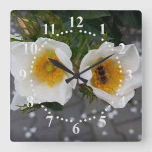 Reloj Cuadrado Abeja y flores en primavera
