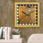 Reloj Cuadrado Adele Lady in Gold, Gustav Klimt enmarcado, contro<br><div class="desc">Vintage Wall Clock con una famosa obra de arte "Adele - the Lady in Gold" de Gustav Klimt enmarcada en un marco de imagen dorado subrayado con un fondo de tela a cuadros negros y blancos.</div>