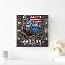 Águila enclavada en medio de montañas y bandera es