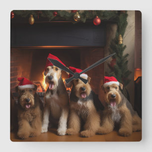 Reloj Cuadrado Airedale junto a la chimenea en Navidad 