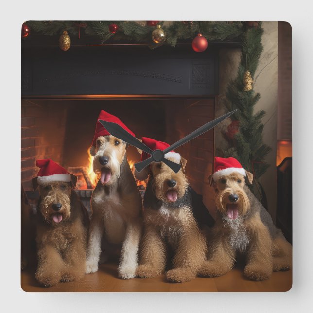 Reloj Cuadrado Airedale junto a la chimenea en Navidad  (Anverso)