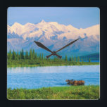 Reloj Cuadrado Alce macho en Wonder Lake<br><div class="desc">Wonder Lake,  alce macho se alimenta de vegetación,  montañas de Alaska en la distancia,  Parque Nacional Denali,  Alaska</div>