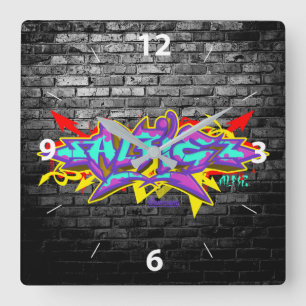 Reloj Cuadrado Alfie en letras de la pintada con los ladrillos