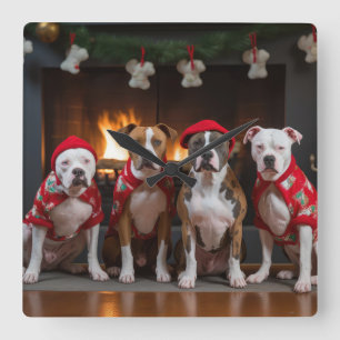 Reloj Cuadrado American Staffordshire junto a la chimenea Navidad