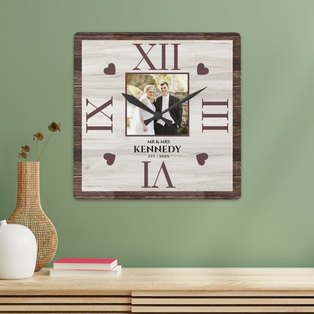 Reloj Cuadrado Aniversario de la Boda de fotos personalizada Rust (Rustic Wood Personalized Photo Wedding Anniversary Square Wall Clock)