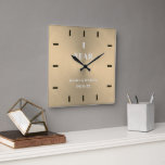 Reloj Cuadrado Aniversario del Boda de oro moderno Keepsake Squar<br><div class="desc">Reloj moderno,  sencillo,  elegante,  elegante y personalizado de aniversario boda con tipografía moderna y un fondo metalizado dorado y cepillado. Una linda boda personalizada o regalo de aniversario para una pareja joven -y joven en el corazón- que celebra su primer,  tercer,  quinto,  10,  25 o 50 aniversario.</div>