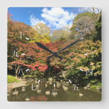 Arboles de arce de colores por estanque