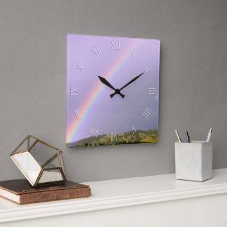 Reloj Cuadrado Arcoiris sobre las colinas