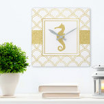 Reloj Cuadrado Art Deco Ocean Wave Gold Seahorse Beach House<br><div class="desc">Este diseño presenta un caballito de mar con un patrón de ondas oceánicas de efecto dorado. La imagen costera de estilo Art Déco crea un reloj de pared moderno y único para una casa de playa.</div>