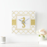 Reloj Cuadrado Art Deco Ocean Wave Gold Seahorse Beach House<br><div class="desc">Este diseño presenta un caballito de mar con un patrón de ondas oceánicas de efecto dorado. La imagen costera de estilo Art Déco crea un reloj de pared moderno y único para una casa de playa.</div>