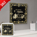 Reloj Cuadrado Art Deco Roaring 2000 Coche Vintage Black Gold<br><div class="desc">Impresionante imagen de tipo vintage en negro y oro con un coche y conductor de los años 20 al estilo Art Deco y las palabras 'Los locos años veinte'. Un campo de texto de plantilla le permite agregar el texto conmemorativo que desee para crear un boda único o un regalo...</div>