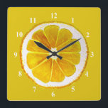 Reloj Cuadrado Arte pop limón amarillo fruta de la fuente de agua<br><div class="desc">Un lindo y colorido rebanado de limón amarillo de una pintura original de la artista Sacha Grossel. Esta gran fruta de estilo pop art es amarilla y muy brillante y colorida sobre un fondo de color amarillo personalizable. Excéntrico y original.</div>