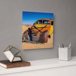 Reloj Cuadrado Auto viejo y abandonado en Solitaire, Namibia