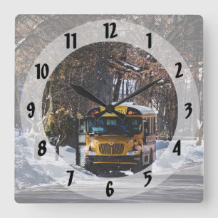 Reloj Cuadrado Autobús escolar estacionado en invierno