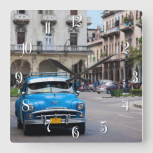 Reloj Cuadrado Automóviles retro en la calle La Habana
