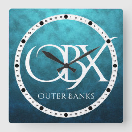 Reloj Cuadrado Banco exterior del OBX NC en playa de fondo de agu