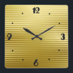 Reloj Cuadrado Bandas satinadas de oro Art Deco<br><div class="desc">Un elegante patrón Art Deco de rayas geométricas en un gradiente satinado de oro falso con números negros grandes en un tipo de letra Deco</div>
