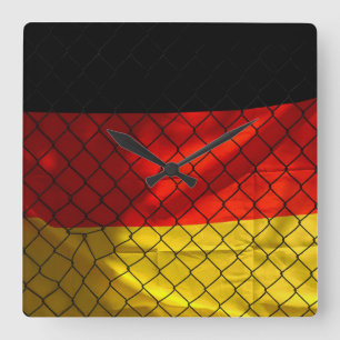 Reloj Cuadrado Bandera de Alemania detrás de la valla de enlace e
