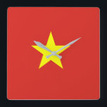 Reloj Cuadrado Bandera de Vietnam<br><div class="desc">La bandera vietnamita es una estrella en un campo. Los colores usados en la bandera son rojo,  amarillo. La proporción de la bandera vietnamita es 2: 3. La bandera de Vietnam fue adoptada en 1945.</div>