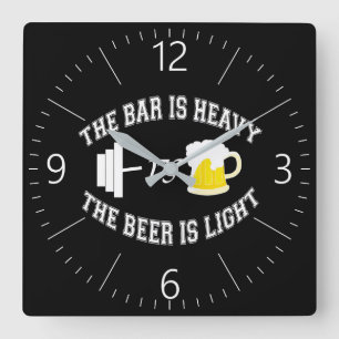 Reloj Cuadrado Barbell frente a cerveza