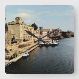 Reloj Cuadrado Barco , en el agua