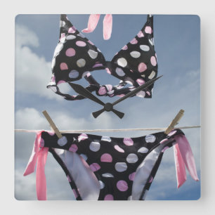 Reloj Cuadrado Bikini Colgando En Una Línea De Ropa