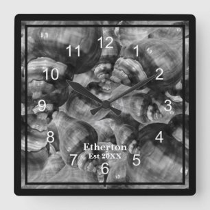 Reloj Cuadrado Black and White Conch Shells Clock