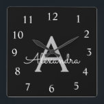 Reloj Cuadrado Black Silver Modern Script Girly Monograma Nombre<br><div class="desc">Reloj de nombres de monograma de escritura plateado y negro. Esto hace que el dulce perfecto cumpleaños 16,  boda,  ducha de novia,  aniversario,  ducha de bebé o fiesta de soltera sea regalo para alguien que ama el lujo glam y los estilos de moda.</div>
