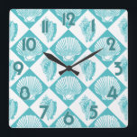 Reloj Cuadrado Blue Seashell Diamond Nautical Beach Decon<br><div class="desc">Este reloj de pared con estampado de conchas azules y blancas evoca imágenes de la playa y del verano. En el diseño hay dos variedades de conchas, alternando diamantes azules y blancos. Los números del reloj se realizan en un azul un poco más oscuro, con un tipo de letra vintage...</div>